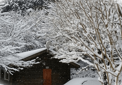 겨울의 모암통나무집 전경