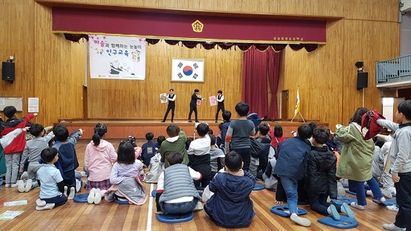 장성군, 신기한 마술로 재밌게 배우는 ‘인구교육’ 이미지 1