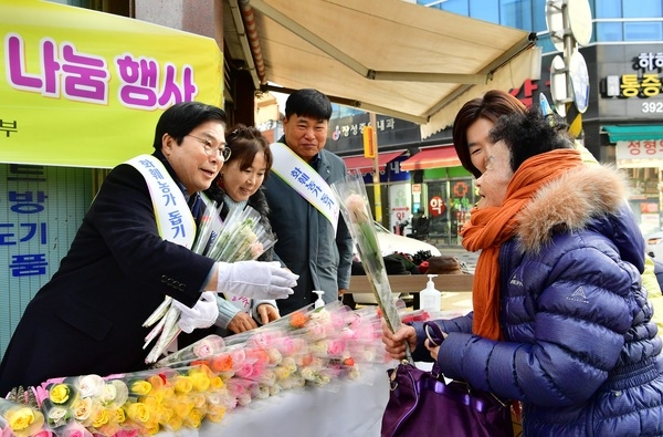 [포토뉴스] “수요일에는 장성 장미를” 화훼농가 돕기 지역사회 힘 모아 이미지 2
