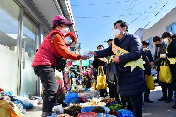 ‘전 군민 10만원’ 재난지원금 지급한 장성군, 전통시장 모처럼 활기 찾았다 이미지 1