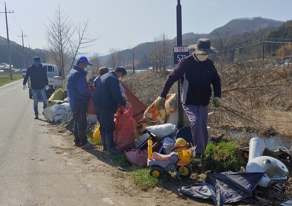 장성군 북이면 주민들, 봄맞이 ‘릴레이 쓰레기 수거’ 나서 이미지 1