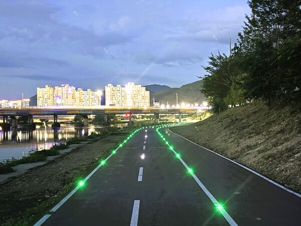 장성군 황룡강 자전거길에 야간조명 ‘반짝’… 안전 확보 이미지 1