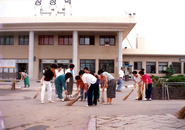 장성역 광장 청소