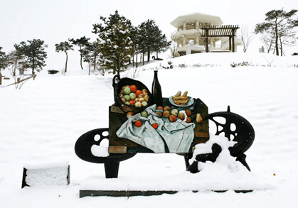 겨울의 장성호 문화예술공원 저녁만찬 조각상