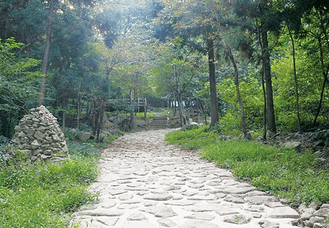 모암산림욕장 산책로 입구