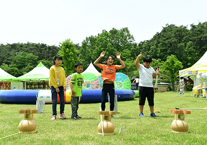 황룡강 길동무 꽃길 투호 체험 모습