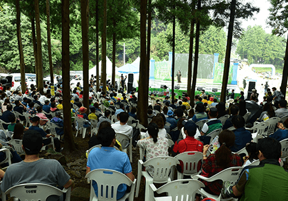 산소축제 무대를 감상하는 청중들