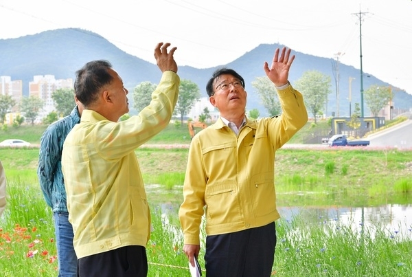 임윤섭 장성부군수, 황룡강 (洪)길동무 꽃길축제 준비 현장점검  이미지 2