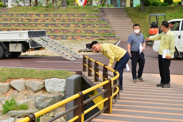 임윤섭 장성부군수, 황룡강 (洪)길동무 꽃길축제 준비 현장점검  이미지 3