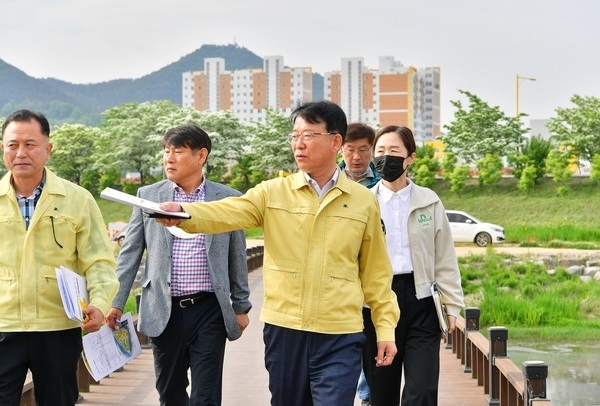 임윤섭 장성부군수, 황룡강 (洪)길동무 꽃길축제 준비 현장점검  이미지 1