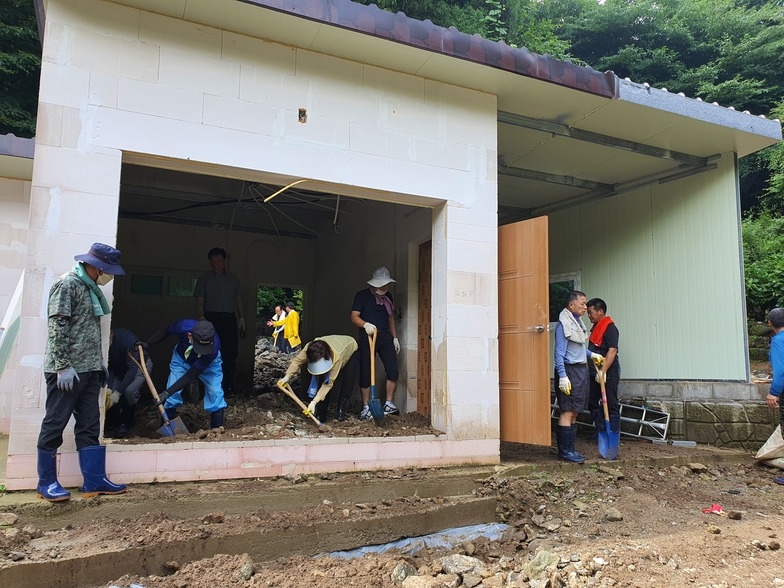 집중호우에 따른 수해복구 현장방문 및 자원봉사활동 이미지 4