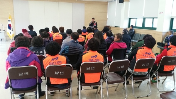 의용소방대 및 의용여성소방대 어려운 이웃에게 소화기 배부 및 소방안전교육 실시 이미지 2