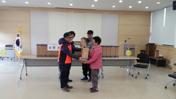 의용소방대 및 의용여성소방대 어려운 이웃에게 소화기 배부 및 소방안전교육 실시 이미지 3