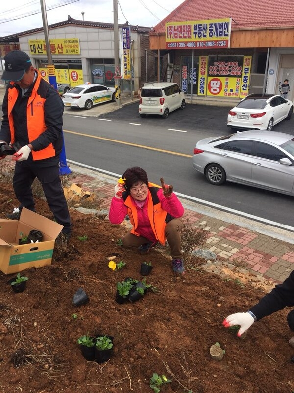 옐로우시티 남면 만들기(꽃심기 행사) 이미지 2