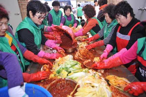 장성읍 새마을부녀회, “사랑 듬뿍 담아 버무렸어요!” 이미지 1
