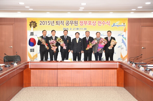 장성군, 퇴직공무원 9명에 정부포상 전수 이미지 1