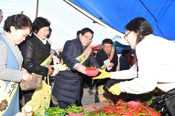 장성군, 황룡전통시장 장보기…시장상인 웃음꽃 ‘활짝’      이미지 1