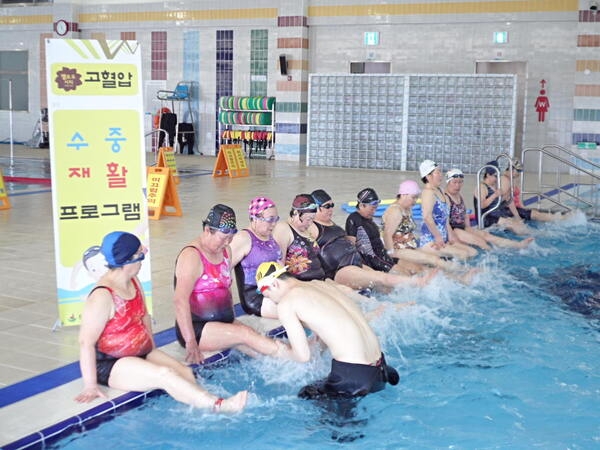 “물속에서 으싸으싸~ 수중재활치료 효과 크네” 이미지 1