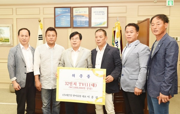 [포토] ㈜세븐일 한미유통 저소득가구에 TV 기증  이미지 1