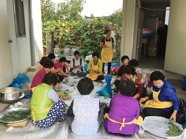 황룡면자원봉사회, “사랑으로 빚은 송편” 이웃에 전달 이미지 1