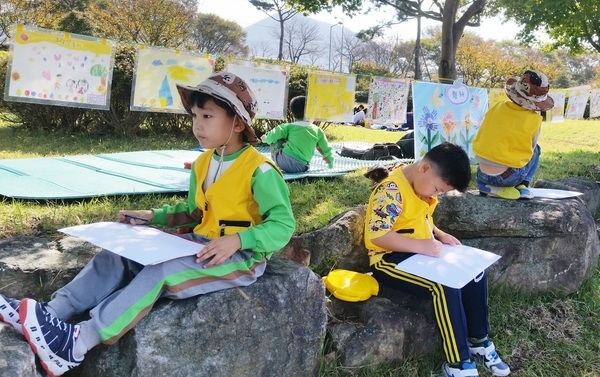 노란 꽃밭에 앉아 “고흐가 되어 볼까요?” 이미지 1