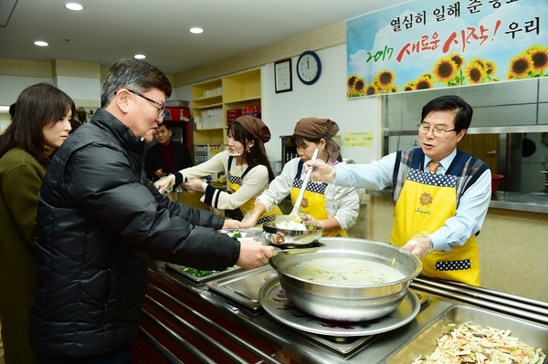 [포토] 유두석 군수, 떡국 직접 배식 “원기 팍팍” [총무과] 이미지 1