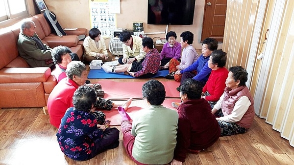 장성군보건소, 경로당 돌며 ‘무료 한방치료‘ [보건소] 이미지 1