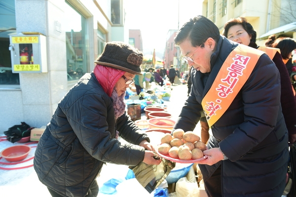 장성군 공직자, 설맞이 전통시장 장보기 나서 [경제교통과] 이미지 1