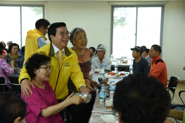 유두석 군수, 취임 3주년 기념식 대신 봉사활동 [주민복지과] 이미지 2