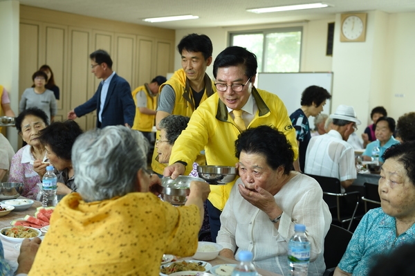 유두석 군수, 취임 3주년 기념식 대신 봉사활동 [주민복지과] 이미지 1