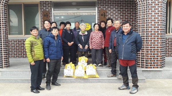 [포토] 장성 삼계면 이장들 ‘경로당에 쌀 기증’ 이미지 1