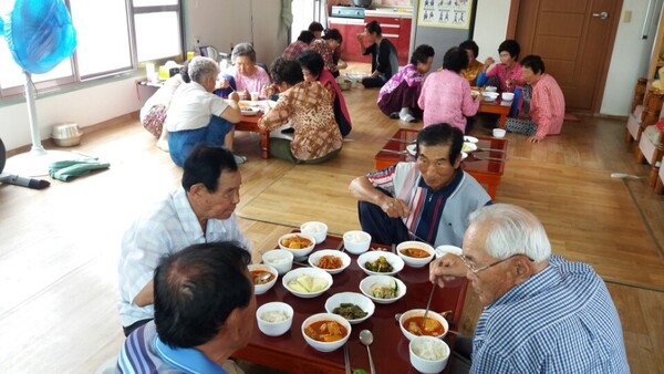 장성군, 바쁜 농사철 ‘마을공동급식 인기’ 이미지 1