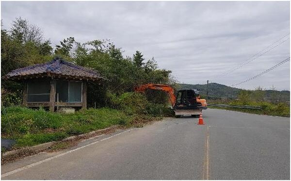 장성군, 도로변 잡목 제거하니 ‘도로가 안전해졌다’ 이미지 1