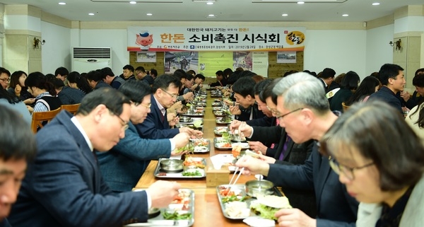 황금돼지의 해, “맛있는 우리 돼지 드세요” 이미지 1