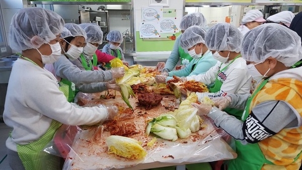 장성군 북이면, ‘고사리 손’으로 담근 사랑의 김치 이미지 1
