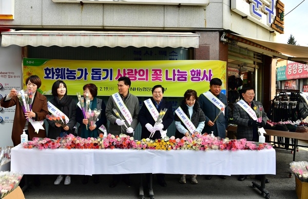 [포토뉴스] “수요일에는 장성 장미를” 화훼농가 돕기 지역사회 힘 모아 이미지 1