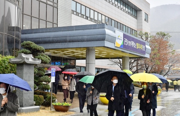[포토뉴스] “지역 상권 살리자!” 장성군 공직자, 궂은날에도 ‘잰걸음’ 이미지 3