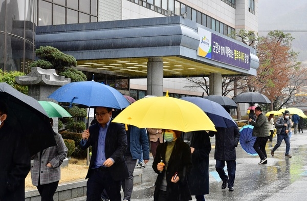 [포토뉴스] “지역 상권 살리자!” 장성군 공직자, 궂은날에도 ‘잰걸음’ 이미지 2