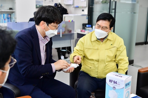 유두석 장성군수, 관내 마스크 제조업체 ㈜화진산업 위문 이미지 1