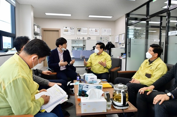유두석 장성군수, 관내 마스크 제조업체 ㈜화진산업 위문 이미지 3