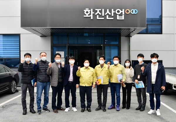 유두석 장성군수, 관내 마스크 제조업체 ㈜화진산업 위문 이미지 4
