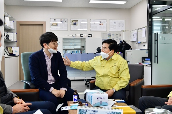 유두석 장성군수, 관내 마스크 제조업체 ㈜화진산업 위문 이미지 2