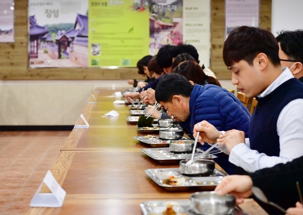 [포토뉴스] 장성군 공직자, 내부 접촉 최소화 ‘코로나19 예방 강화’  이미지 1