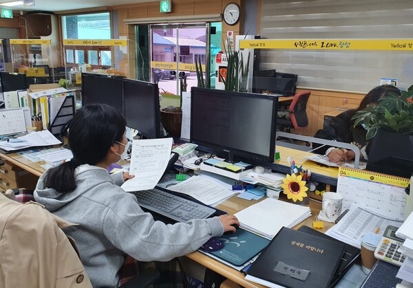 장성군 “코로나19 보조금은 빠르게, 채용은 신속히” 이미지 1
