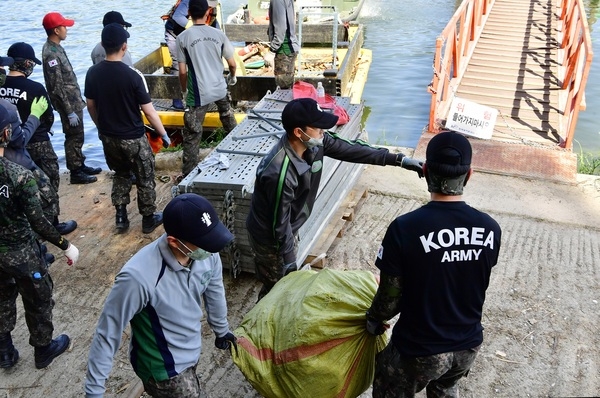 장성군, 장성호 제2출렁다리‧우측 수변길 개통 앞두고 민‧관‧군 합동 환경정화 나서 이미지 2