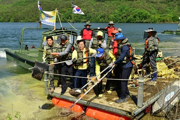 장성군, 장성호 제2출렁다리‧우측 수변길 개통 앞두고 민‧관‧군 합동 환경정화 나서 이미지 1