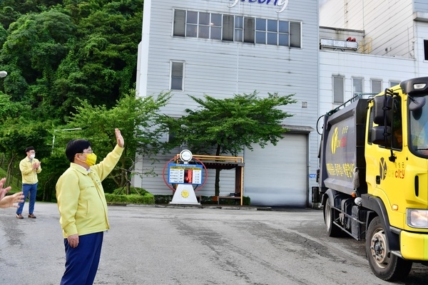 [포토] 유두석 장성군수, 민선7기 후반기 첫 행보로 환경미화원 격려 이미지 2