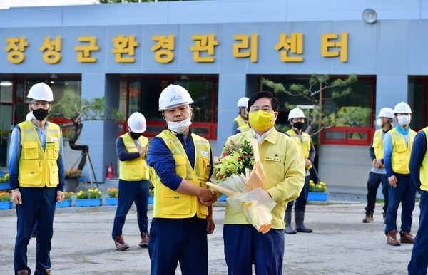 [포토] 유두석 장성군수, 민선7기 후반기 첫 행보로 환경미화원 격려 이미지 1