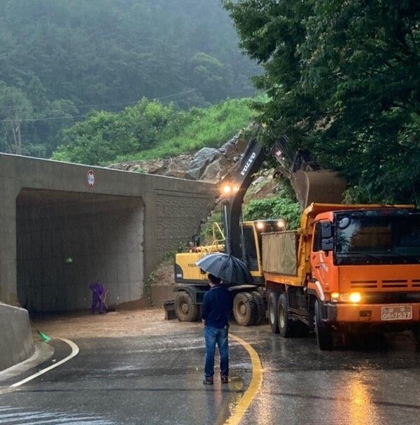 장성군, 호우로 급경사지 사면 붕괴… 1시간 만에 복구 이미지 1