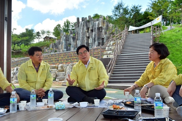 장성공원 경관폭포 아래의 ‘점심 풍경’ 이미지 2